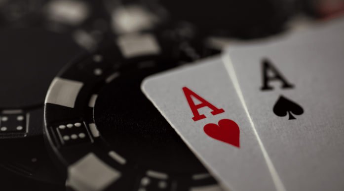 Pemain Indonesia menikmati sesi Bingo online di bandara yia lewat ponsel